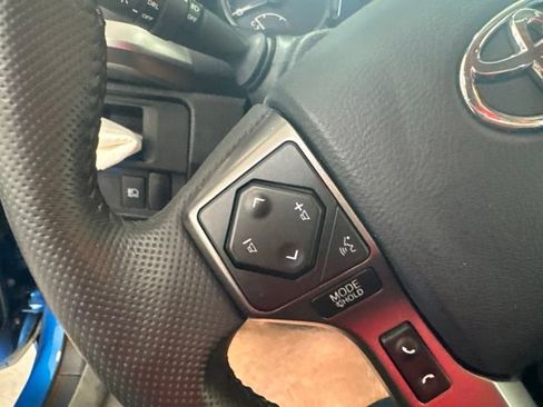 Used 2018 Toyota Tacoma SR5 AWD/4WD image 8