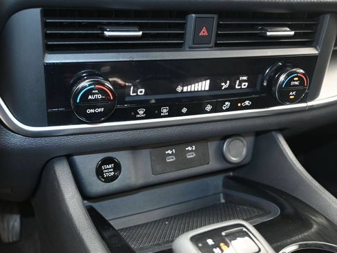Used 2025 Nissan Rogue SV FWD image 24