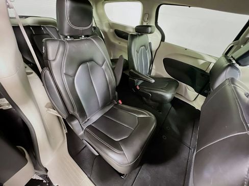 Used 2023 Chrysler Pacifica Touring-L FWD image 25