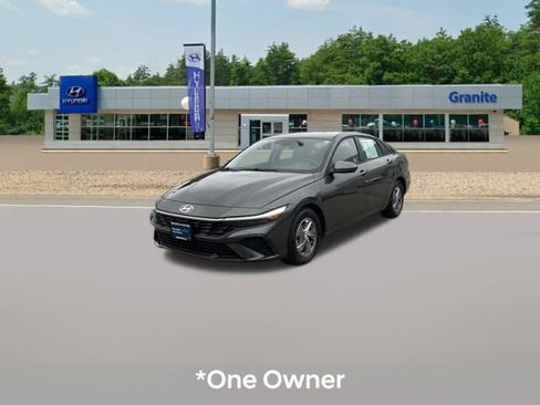 Certified 2024 Hyundai Elantra SE FWD image 2