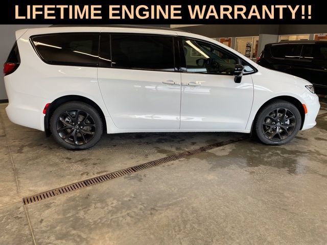 New 2026 Chrysler Pacifica Select w/ S Appearance Package AWD/4WD image 9