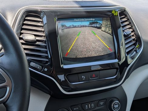 Used 2019 Jeep Cherokee Limited w/ Luxury Group image 30