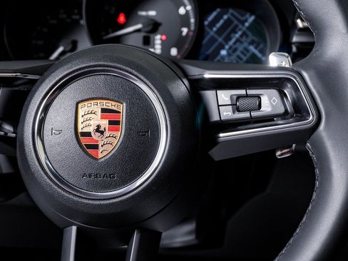 Certified 2025 Porsche Macan image 18