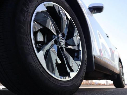 Used 2024 Nissan Rogue SV w/ SV Premium Package image 10