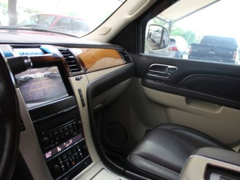 Used 2011 Cadillac Escalade Platinum image 24