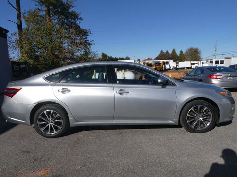 Used 2018 Toyota Avalon XLE image 4