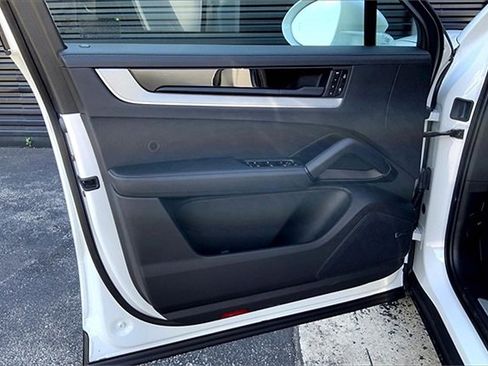 New 2025 Porsche Cayenne Coupe image 27