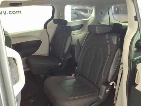 Used 2023 Chrysler Voyager LX FWD image 9