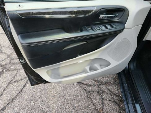 Used 2014 Chrysler Town & Country Touring-L w/ Driver Convenience Group image 10