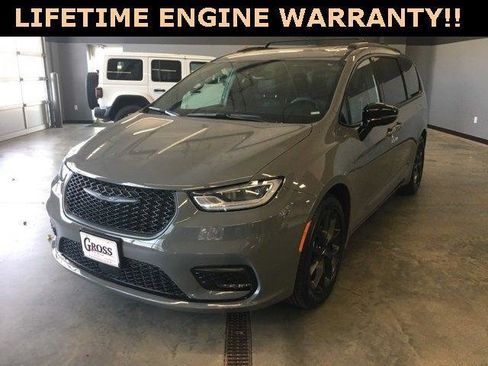 Certified 2025 Chrysler Pacifica Limited image 4