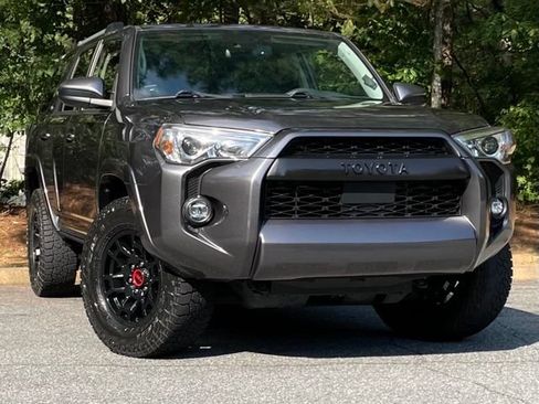 Used 2022 Toyota 4Runner SR5 AWD/4WD image 9