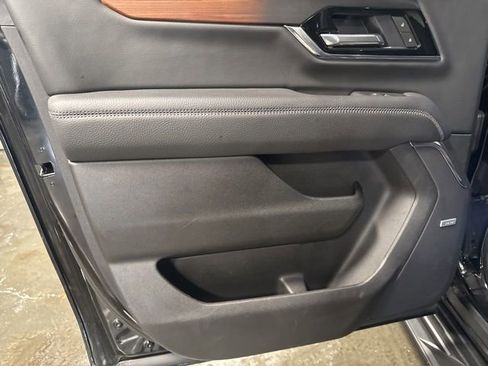 Used 2025 GMC Yukon XL Denali image 33