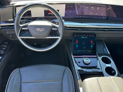 Used 2025 Cadillac Escalade Premium Luxury AWD/4WD image 16