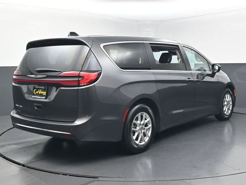 Used 2023 Chrysler Pacifica Touring-L FWD image 5
