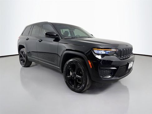 Used 2025 Jeep Grand Cherokee Altitude RWD image 3