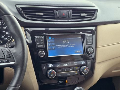 Used 2017 Nissan Rogue SV w/ SV Premium Package image 20