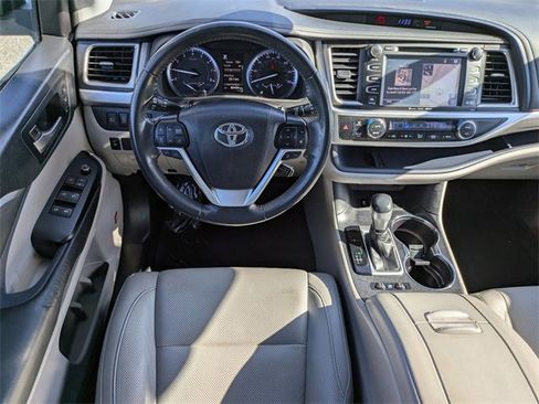 Used 2019 Toyota Highlander Limited image 16