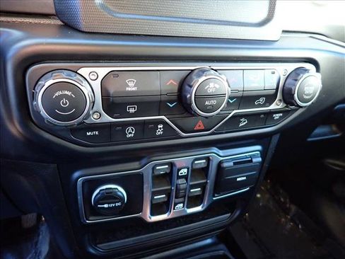 Used 2019 Jeep Wrangler Unlimited Sahara image 16