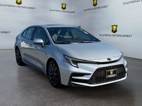 Used 2025 Toyota Corolla SE w/ SE Premium Package image 7