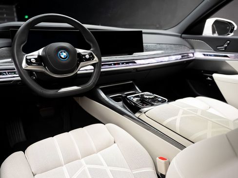 Used 2024 BMW i7 xDrive60 image 2