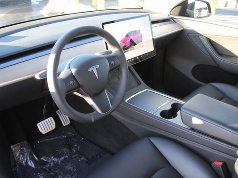 Used 2024 Tesla Model Y Performance image 3