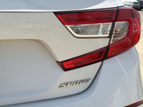 Used 2018 Honda Accord Sport image 9