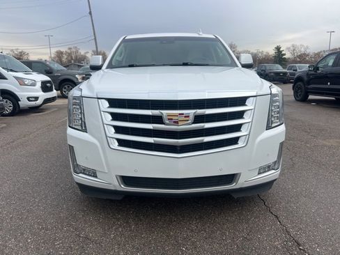 Used 2019 Cadillac Escalade Luxury image 2