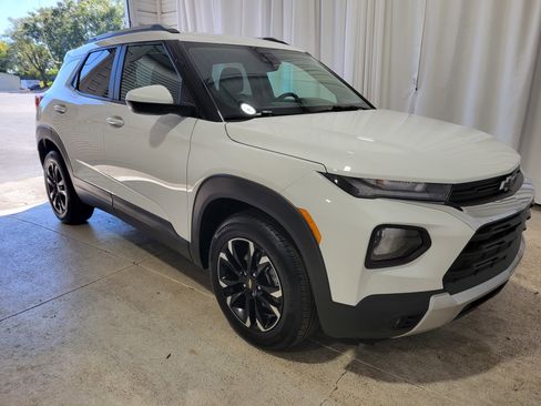 Certified 2022 Chevrolet TrailBlazer LT w/ Convenience Package image 3