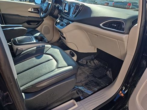 Used 2024 Chrysler Pacifica Touring-L image 30