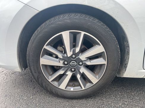 Used 2023 Nissan Versa SV FWD image 9
