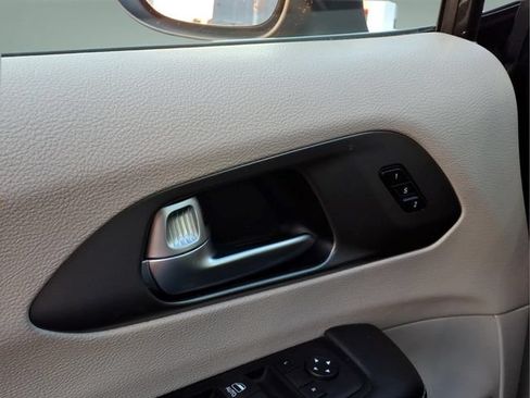 Used 2023 Chrysler Pacifica Touring-L FWD image 18
