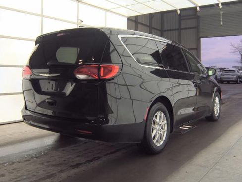 Used 2023 Chrysler Voyager LX FWD image 5