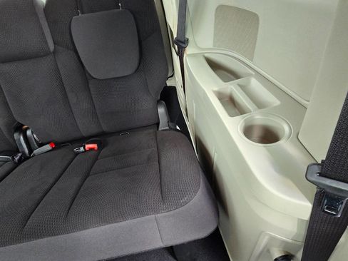 Used 2018 Dodge Grand Caravan SE w/ UConnect Hands-Free Group image 22