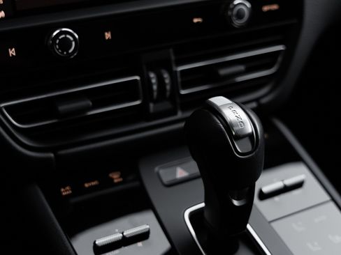 Certified 2025 Porsche Macan Turbo AWD/4WD image 23