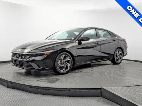 Used 2025 Hyundai Elantra SEL image 2