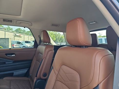 Used 2025 Nissan Pathfinder Platinum FWD image 15