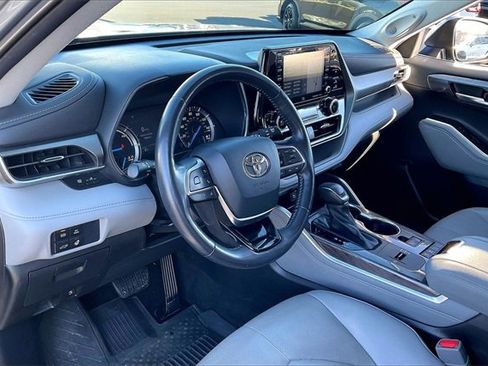Used 2021 Toyota Highlander Limited image 14