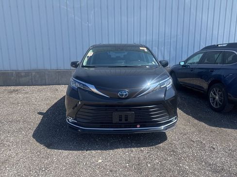 Used 2023 Toyota Sienna XLE AWD/4WD image 2