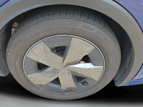 Used 2024 Toyota Prius LE FWD image 33