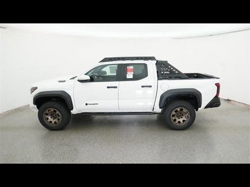 Used 2025 Toyota Tacoma Trailhunter image 3