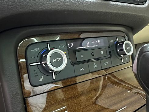 Used 2015 Volkswagen Touareg VR6 image 24