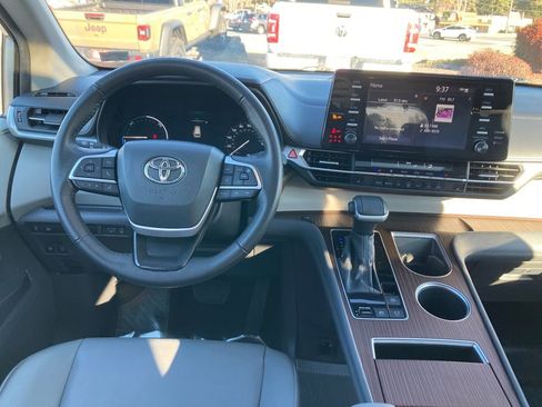 Used 2024 Toyota Sienna XLE image 13