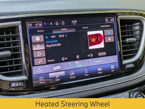 Used 2025 Chrysler Pacifica Select image 23