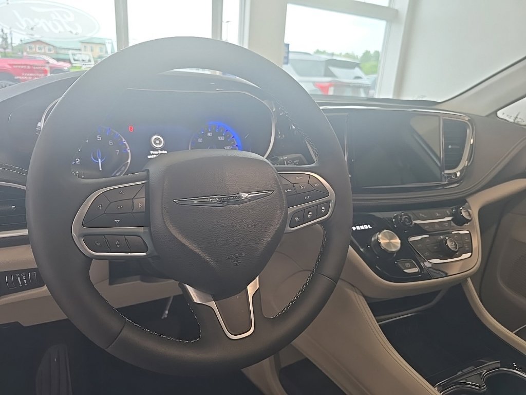 Used 2024 Chrysler Pacifica Limited FWD image 16