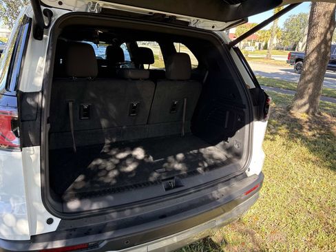 Used 2025 GMC Acadia Elevation image 12