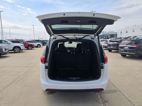 Used 2022 Chrysler Pacifica Limited w/ S Appearance Package AWD/4WD image 25