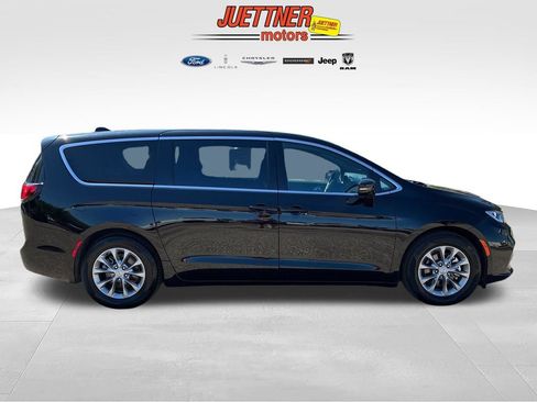 Used 2026 Chrysler Pacifica Limited FWD image 6