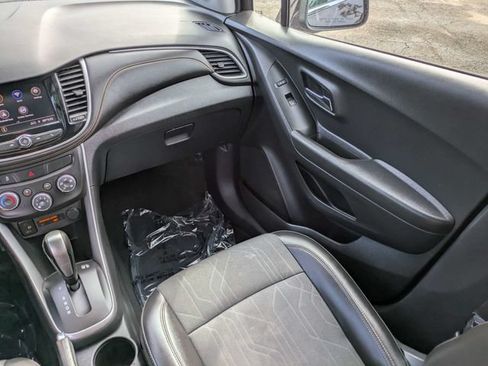 Used 2020 Chevrolet Trax LT w/ LT Convenience Package FWD image 17