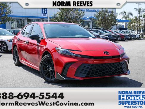 Used 2025 Toyota Camry SE image 1