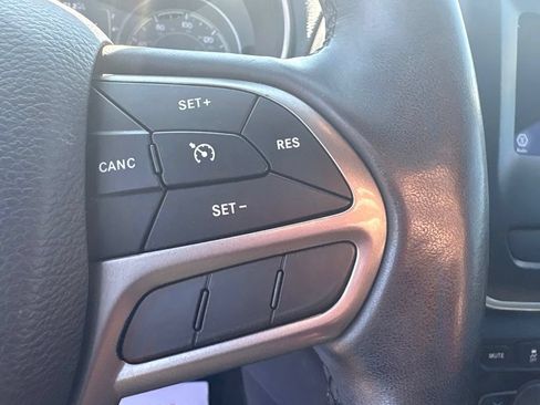Used 2019 Jeep Cherokee Latitude Plus w/ Cold Weather Group AWD/4WD image 16